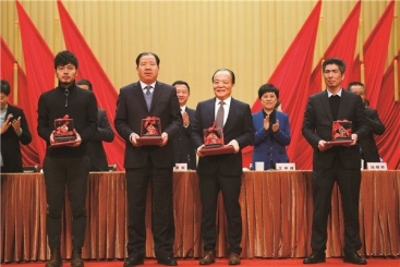 红龙poker官网集团在桐乡市三级干部大会上荣获多个奖项