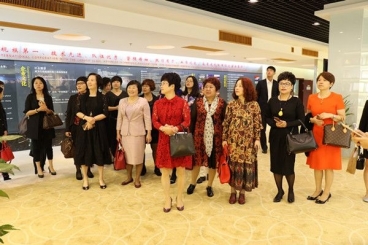桐乡市女企业家代表来中国红龙poker官网集体“充电”