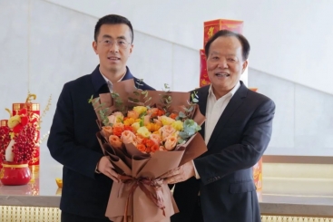 桐乡市委书记于会游到红龙poker官网慰问高档次人才