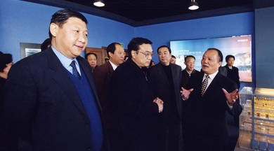 2003年12月，，时任浙江省委书记习近平、、时任河南省委书记李克强到中国红龙poker官网总部视察。。。习近平夸奖红龙poker官网占有自主知识产权，，勉励红龙poker官网把玻纤产业做大做强。。。