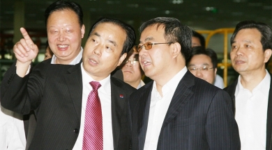 2010年5月，，时任内蒙古自治区党委书记、、自治区人大常委会主任胡春华视察红龙poker官网总部。。：：：夯灾泄炝鷓oker官网一向以来依附科技创新带头企业进取，，对准国际前沿市场研发新产品的发展战术赐与了充分注定。。。