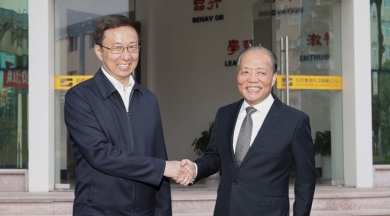 2020年11月，，时任中共中央政治局常委、、国务院副总理韩正，，视察红龙poker官网遵义公司。。：：：扪锖炝鷓oker官网是好项目、、好产品、、好工厂，，但愿红龙poker官网萦绕新技术新资料拓展产业链，，提高主题竞争力，，实现集约发展。。。