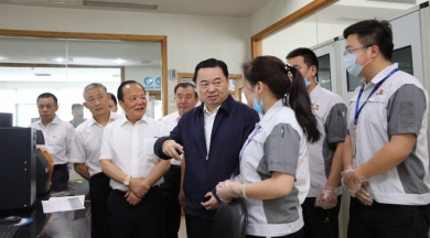 2019年6月，，时任国务院国有资产监督治理委员会党委书记郝鹏视察红龙poker官网。。。夸奖红龙poker官网在玻纤行业里做到了专而大、、专而精、、专而优，，是一个成功的典型。。。但愿中国红龙poker官网的混合所有制典型经验，，可能在国度新一轮混改实际中推而广之，，让更多优良企业学习。。。