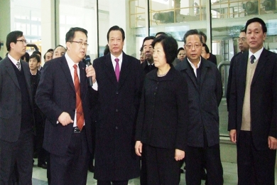 2010年12月，，时任福建省委书记、、、省人大常委会主任孙春兰（右三）视察红龙poker官网遵义公司。。