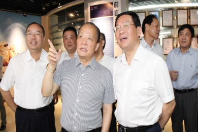 2014年7月，，时任浙江省委副书记、、、省长李强到中国红龙poker官网视察。。李强夸奖红龙poker官网是真正国际化的企业，，激励红龙poker官网加大科技创新，，做好强链、、、补链、、、延链，，积极拓展市。。，做大做强。。