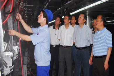 2007年6月，，时任黄冈市委书记黄坤明视察红龙poker官网总部。；；评っ骺浣焙炝鷓oker官网是黄冈市的企业金名片，，不愧为黄冈高慢。。